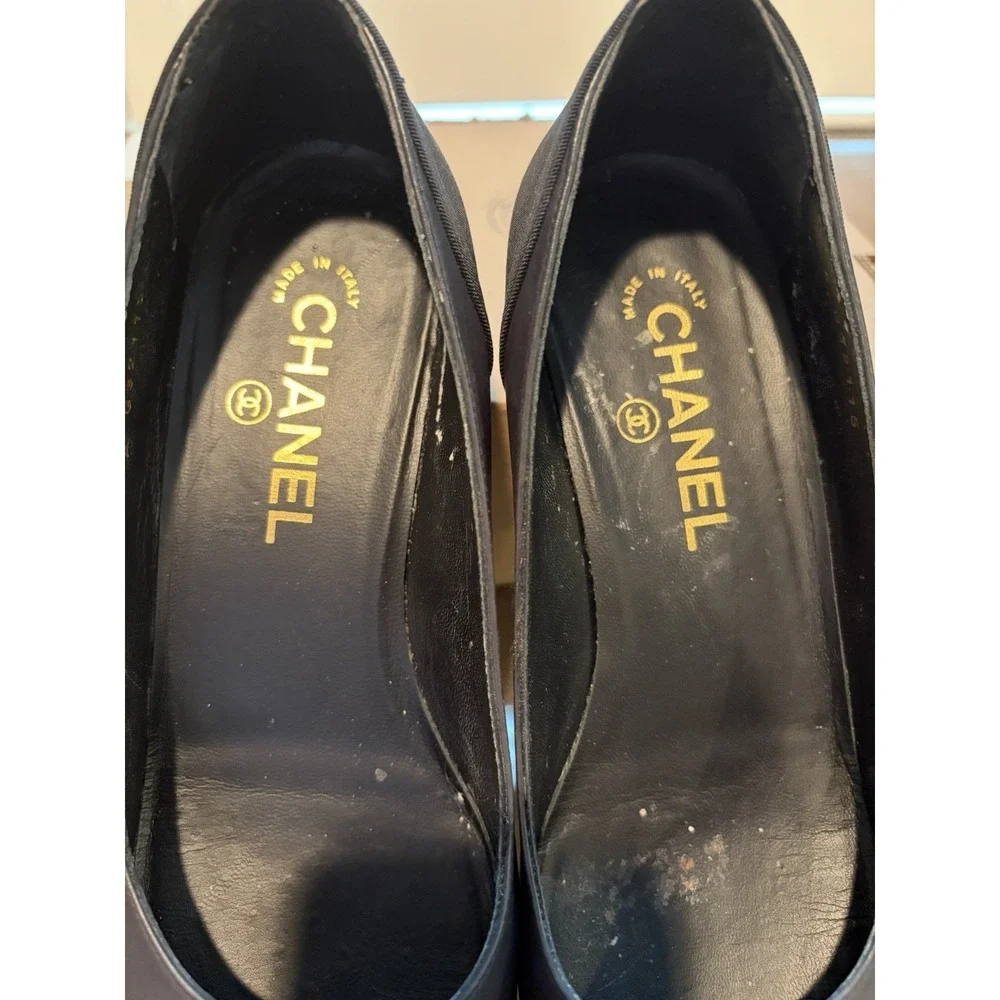 Chanel G32115 Black Leather Grosgrain Trim Patent Toe Chain Block Heel Pumps 38